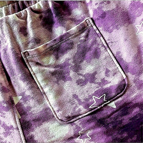 WILDFOX Soft Lounge Shorts in Shades of White and Purple ‘Tie Dye Stars’ - Picture 9 of 12